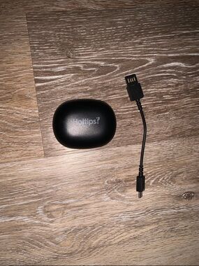 Hottips Wireless Earbud Charging Case in Black